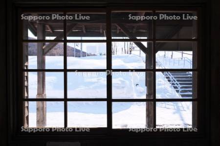 幌舞駅（幾寅駅）の窓から見る雪景色