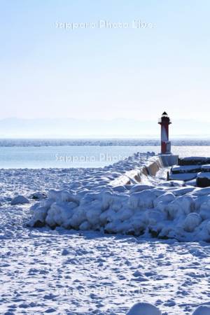 オホーツク海の流氷と赤灯台