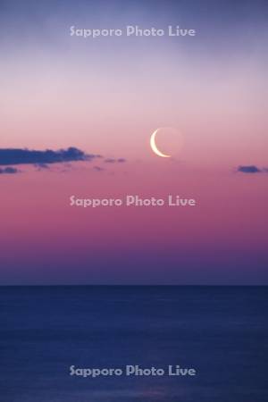 朝の月（地球照）と海