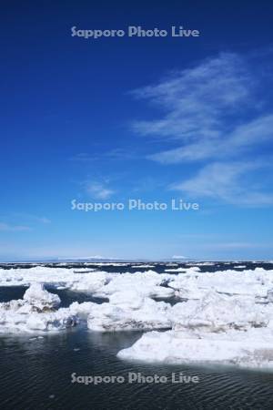 野付半島の流氷と国後島