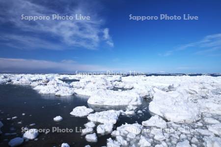 野付半島の流氷と知床連山（左）と国後島