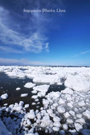 野付半島の流氷と知床連山（左）と国後島