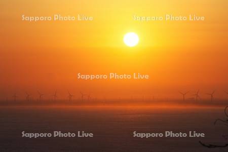 石狩湾新港の朝と風力発電