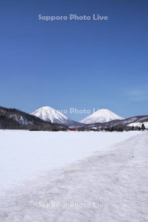 尻別岳と羊蹄山（右）と雪の農地