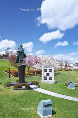 元町公園と旧函館区公会堂と函館山