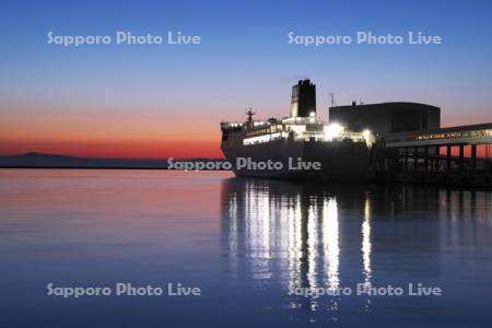 小樽港とフェリーの朝