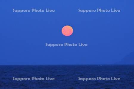 日本海に沈む赤い月と松前小島（右）