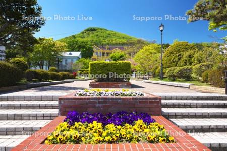 元町公園と旧函館区公会堂と函館山