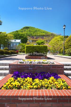 元町公園と旧函館区公会堂と函館山