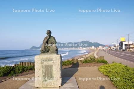 函館小公園の石川啄木像と函館山