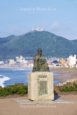 函館小公園の石川啄木像と函館山