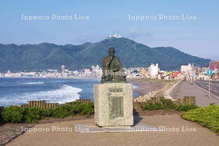 函館小公園の石川啄木像と函館山