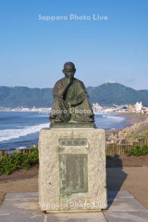 函館小公園の石川啄木像と函館山