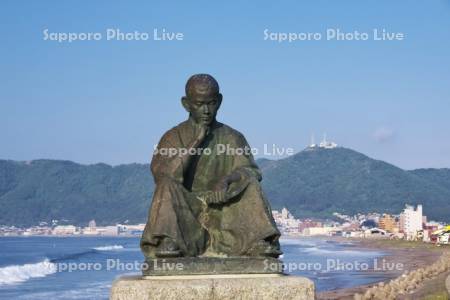 函館小公園の石川啄木像と函館山