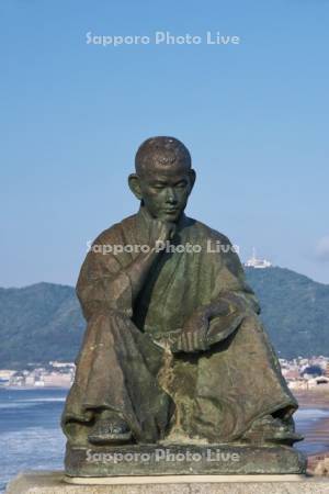 函館小公園の石川啄木像と函館山