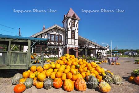 ニセコ駅とハロウィンカボチャ