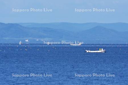 サロマ湖とホタテ漁船