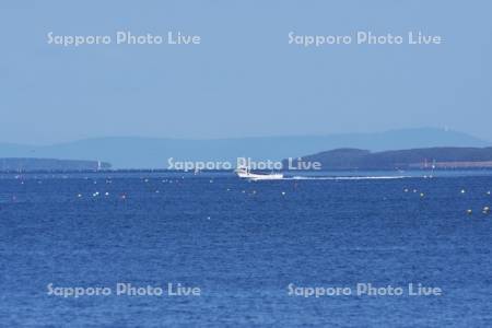 サロマ湖とホタテ漁船