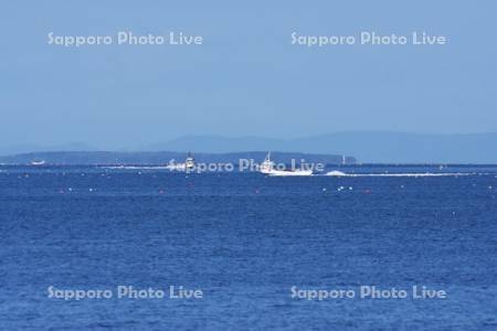 サロマ湖とホタテ漁船