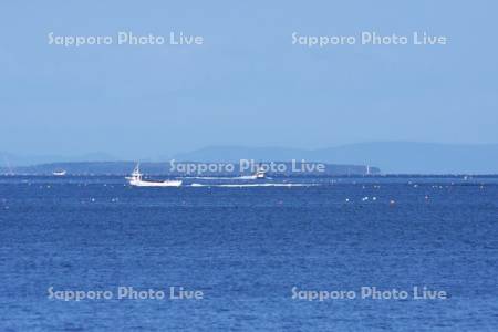 サロマ湖とホタテ漁船