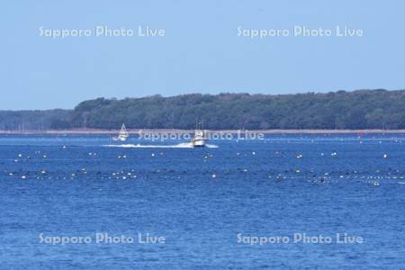 サロマ湖とホタテ漁船