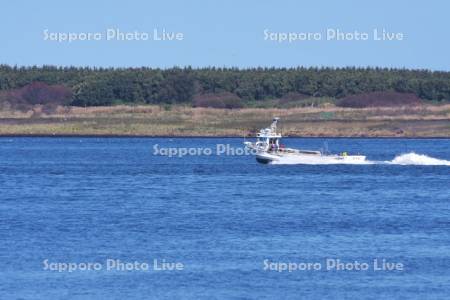サロマ湖とホタテ漁船