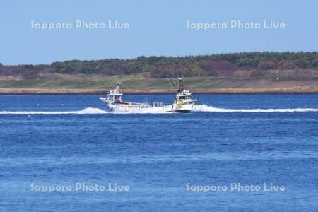 サロマ湖とホタテ漁船