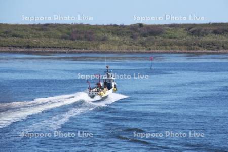 サロマ湖とホタテ漁船