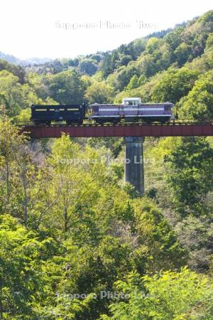 三井芦別鉄道炭山川橋梁と炭鉱列車