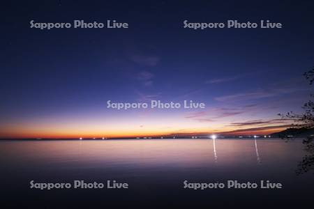 サロマ湖の朝と漁火　朝