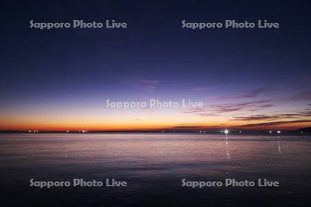 サロマ湖の朝と漁火　朝