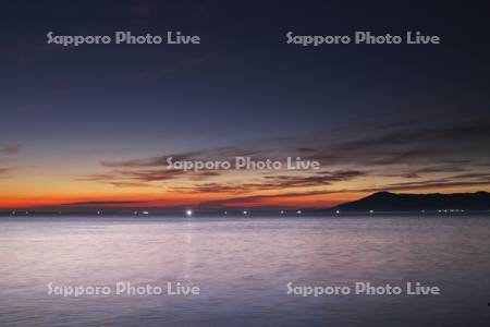 サロマ湖の朝と漁火　朝