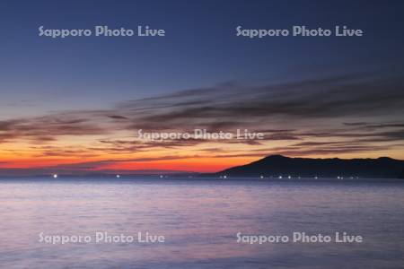 サロマ湖の朝と漁火　朝