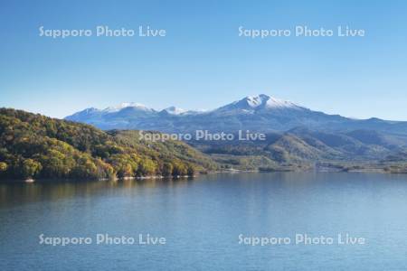 忠別湖と大雪山（旭岳）と紅葉