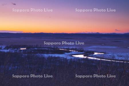 釧路川と釧路湿原の夕景