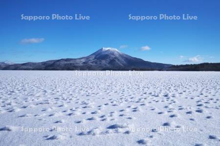阿寒湖のフロストフラワーと雄阿寒岳