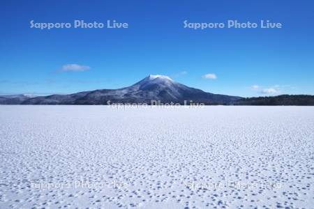 阿寒湖のフロストフラワーと雄阿寒岳