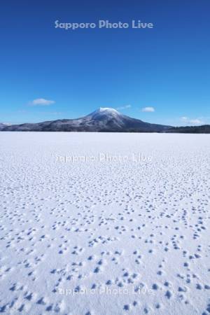 阿寒湖のフロストフラワーと雄阿寒岳