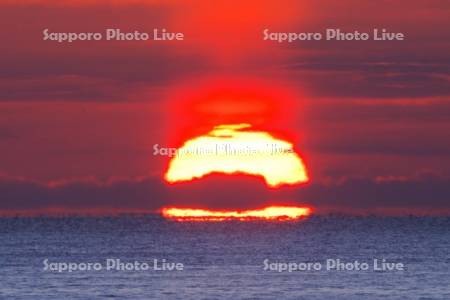 日の出（サンピラー）と朝の海