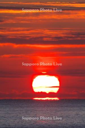 日の出（サンピラー）と朝の海