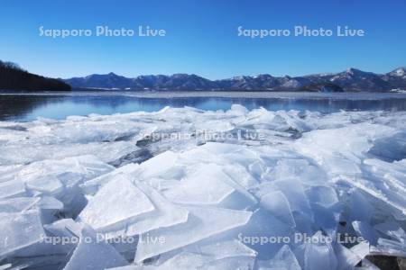 屈斜路湖の寄せ氷としぶき氷