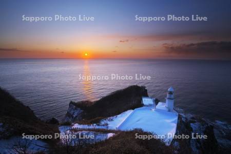 地球岬の日の出とチキウ岬灯台