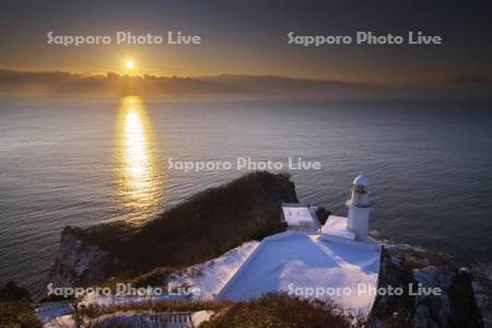地球岬の日の出とチキウ岬灯台