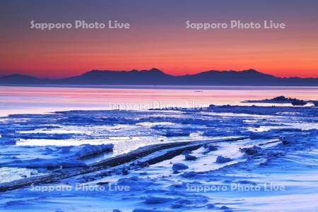 朝の知床連山とオホーツク海の流氷