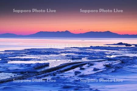 朝の知床連山とオホーツク海の流氷