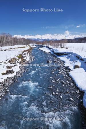 十勝岳連峰と青い水の美瑛川