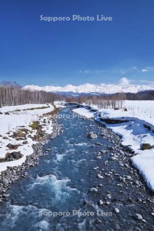 十勝岳連峰と青い水の美瑛川