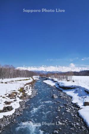 十勝岳連峰と青い水の美瑛川