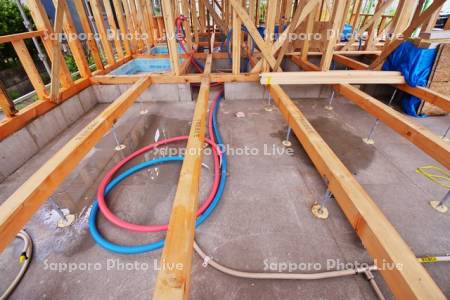 住宅（アパート）の建築工事　1F床下の都市ガスなどの配管