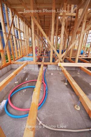 住宅（アパート）の建築工事　1F床下の都市ガスなどの配管